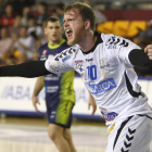 Diego Piñeiro celebra un gol en el Palacio con el Abanca Ademar. SECUNDINO PÉREZ