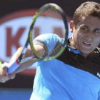 Nicolás Almagro devuelve la bola al ruso Igor Andreev.