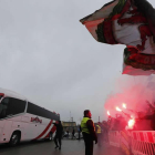 La afición culturalista recibe a su equipo a su llegada al Reino de León.