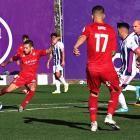 La imagen muestra como el culturalista Pipo adelanta a su equipo en el marcador en el campo anexo al Nuevo José Zorrilla. MARTA GEA