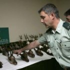 El subdelegado de Gobierno y el comandante jefe entregan dos de los perros a su dueño.