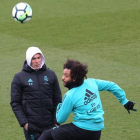 Zidane observa a Marcelo durante el entrenamiento de este viernes en Valdebebas.