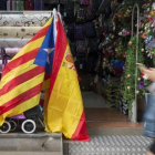 Bazar chino con banderas independentistas y españolas en su exterior.