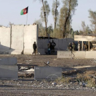 Militares afganos, junto a una de las entradas del aeropuerto de Kandahar.