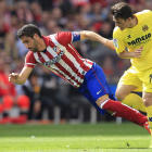 Joan Román intenta obstaculizar el avance de Raúl García, autor del gol del triunfo del Atlético.