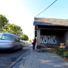 El inmueble que derribará la CHMS invade parte de la acera en la avenida de Asturias. BARREDO