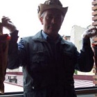Antonio Requejo, un experimentado pescador de Ponferrada, capturó estas dos truchas.