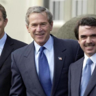 De izquierda a derecha: Blair, Bush y Aznar, en el aeropuerto de la isla de Terceira, en las Azores, antes de la cumbre, el 16 de marzo del 2003.
