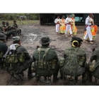 Miembros de las FARC realizan danzas folclóricas ante sus camaradas en en campamento de la jungla en Putumayo.