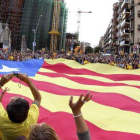 Cientos de personas congregadas frente a la Sagrada Familia participaron ayer en la concentración.