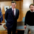 El presidente del Gobierno en funciones, Pedro Sánchez, y el líder de Podemos, Pablo Iglesias, en una reunión en el Palacio de la Moncloa.