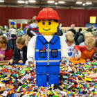 Un grupo de niños eligen juguetes de construcción Lego en unos grandes almacenes. EFE