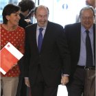 Gorostiaga, Rubalcaba y Benegas, a su llegada a Ferraz.