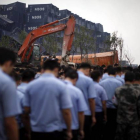 Soldados, policías y paramilitares asisten a un funeral por las víctimas de la explosión química del pasado 12 de agosto en Tianjin.