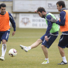 Murci, Joshua y Esaú, durante un entrenamiento en el Área Deportiva de Puente Castro.