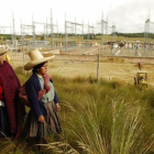 Campesinas junto a la subestación Cajamarca en Perú de Abengoa.