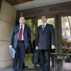 Los forenses turcos que ayudaron a identificar los cadáveres, a su llegada a la Audiencia Nacional