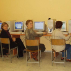 Imagen de archivo de hace varios años del aula de adultos de Santa María del Páramo. DL