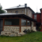 Fachada, habitación, salón, corredor y comedor de La Tronera, en Villadepalos