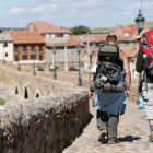 Peregrinos en el Camino de Santiago a su paso por León. JESÚS F. SALVADORES.