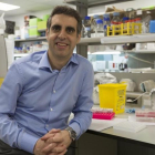 Manel Esteller, en un laboratorio del Institut d'Investigació Biomèdica de Bellvitge (Idibell), en L'Hospitalet.