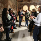 Visita a la bodega cacabelense de los críticos del mundo de la enología.