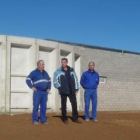 El concejal Vicente Álvarez (en el centro), supervisó la construcción de los nuevos depósitos de agu