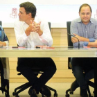 Pedro Sánchez con Micaela Navarro y César Luena, en la reunión de la ejecutiva, en Madrid.