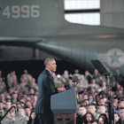 Obama se dirige a los soldados y al personal militar en un discurso durante su visita a Fort Dix, el lunes.