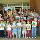 Los alumnos del colegio de El Burgo Ranero muestran su segundo libro.