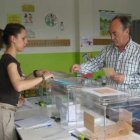 En la imagen el nuevo alcalde de Bembibre, el popular Manuel Otero, ayer depositando el voto.