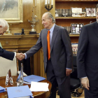 García Margallo saluda al monarca en presencia de Mariano Rajoy.