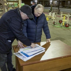 Putin y al viceprimer ministro Khusnullin examinan un plano para reconstruir Mariupol. RUSSIAN PRESIDENT PRESS