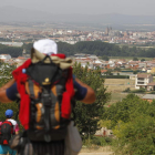 Los peregrinos encaran el último tramo para llegar a Astorga.