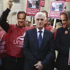 El laborista John McDonnell, reunidos con los empleados que protestas ante el Banco de Inglaterra