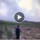 Tres policías persiguen a un yihadista del Estado Islámico en Mosul (Irak) y cuando va a ser cazado se inmola.