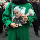 Una mujer sostiene una imagen de Soleimani, ayer, en Teherán.