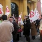 Un momento de la concentración delante del Rectorado de la Universidad