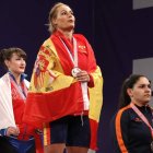 Valentín en lo más alto del podio de Split como la campeona de Europa; debajo durante la competición en la que participó ayer. ANTONIO BAT