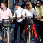 El presidente Macron y su esposa, Brigitte, dan un paseo en bicicleta, el pasado miércoles en Le Touquet.