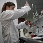 Uno de los laboratorios dedicados al vino en el campus universitario del Bierzo, en Ponferrada.