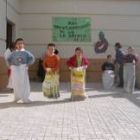 Alumnos del CRA Vega del Esla, en el transcurso del magosto