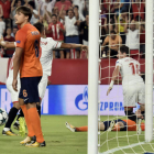 El Sevilla se mete en la fase de grupos de la Liga de Campeones tras un partido movido. RAÚL CARO