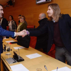 Quiñones saluda a Pablo Fernández en su comparecencia.