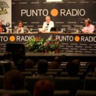 Luis del Olmo junto con los tertulianos durante la emisión de «Protagonistas en verde» ayer en León