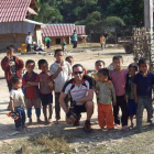 Javier Espinosa posa con un grupo de niños locales en la provincia de Bokeo, Laos.