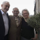 Jeremy Corbyn colgó en su Twitter esta foto con Paco Robles y Carmen Kilner, de la Basque Children Association. DL