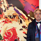 El artista leonés Andrés Sandoval ante una de sus obras. CUEVAS