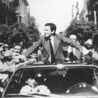 Adolfo Suárez saluda desde su coche durante una campaña