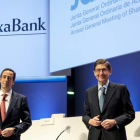 José Ignacio Goirigolzarri y Gonzalo Gortázar ayer, en la junta general de Caixabank. BIEL ALIÑO